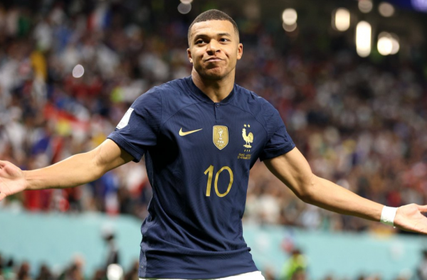 'Mbappe' denies rumors of joining 'King' to stay at 'PSG' next season